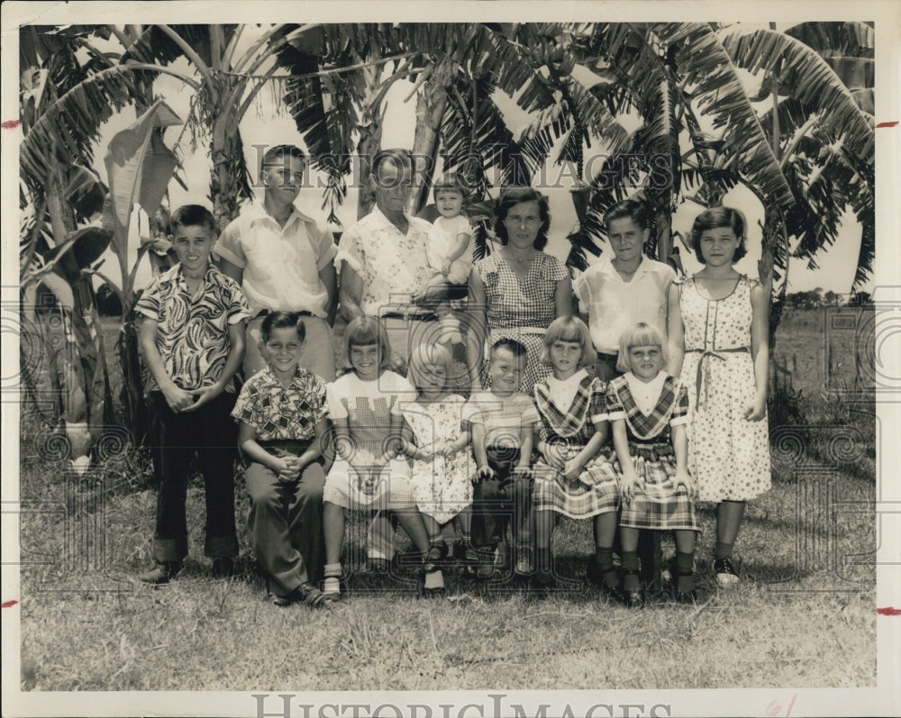 1954 Press Photo Hamilton Williams and his family - Historic Images