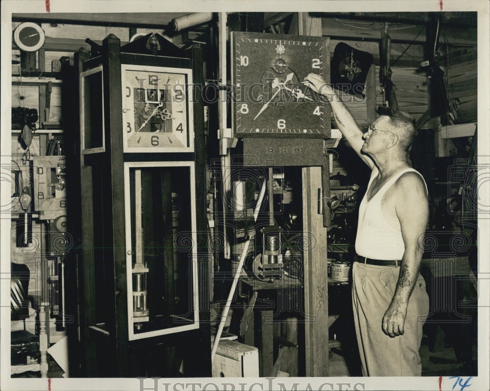 Press Photo Leo Williams Clock Repairman Shop Grandfather Clocks - RSJ03345 - Historic Images