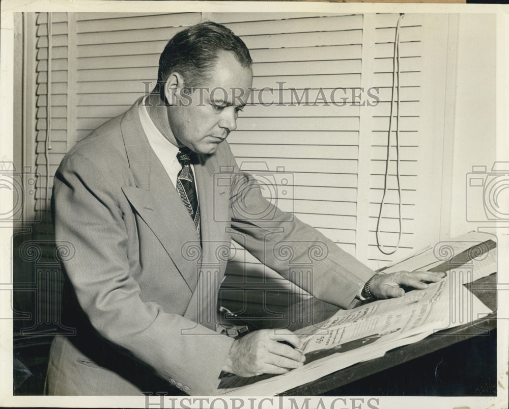 1948 Press Photo Joe Taylor Rutland&#39;s Store Advertising Lay-Out Times Special - Historic Images