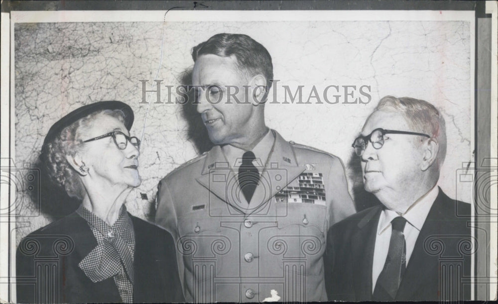 Press Photo Military Man with Parents - Historic Images