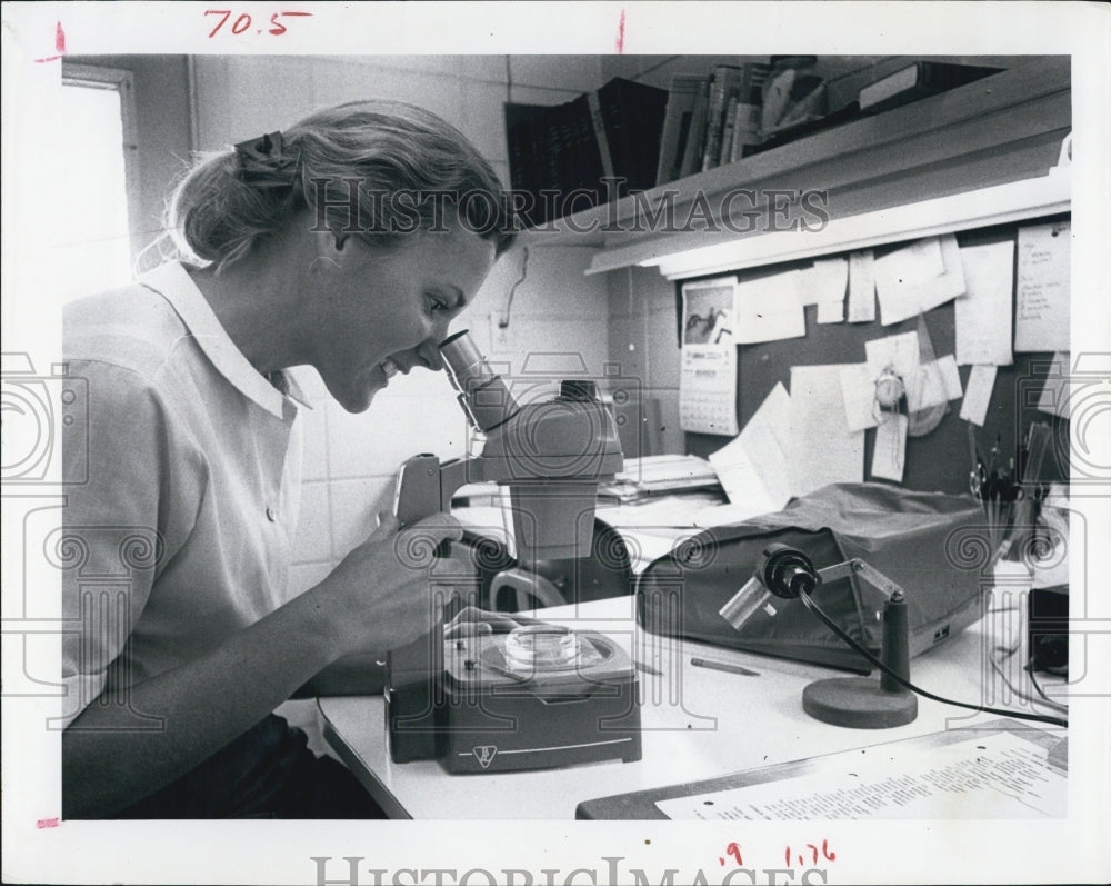 1966 Press Photo Dr Sylvia Taylor, Laboratory Microscope - RSJ03471 - Historic Images