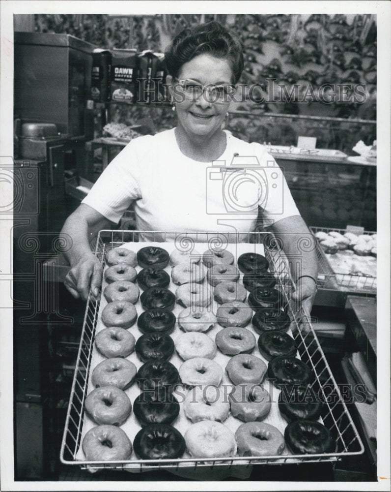 1968 Press Photo Mrs. Paul Blakely Hold Tray Of Tempting Doughnuts - RSJ03655 - Historic Images