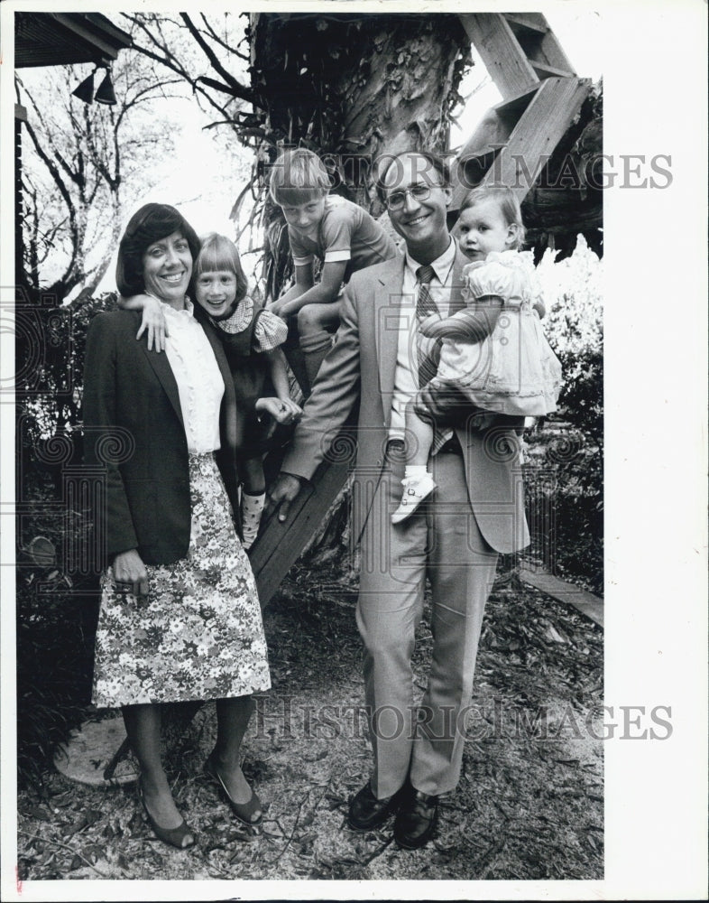 1983 Press Photo Martha &amp; Carlen Maddux with Children - RSJ03787 - Historic Images