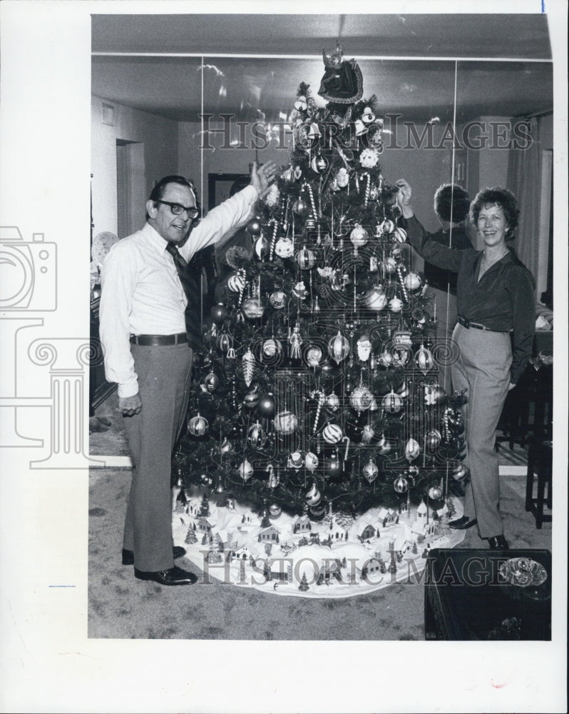 1980 Press Photo Advertising Bob Magie and wife admire Christmas Tree - Historic Images