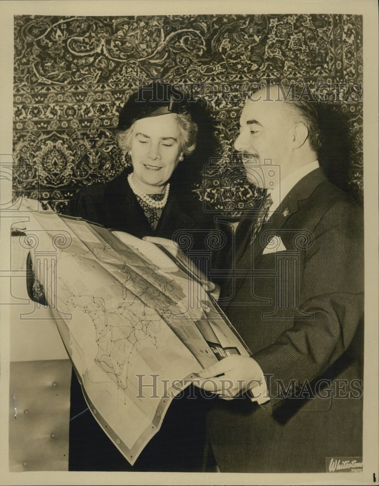 1960 Press Photo Iran Delegate Ardol Hossein Hamzavi Presents Map to US Delegate - Historic Images