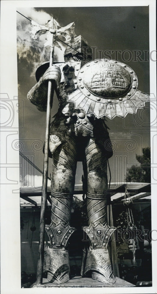 1976 Press Photo Towering Tin Man Sculpture at Exotic Plant world - Historic Images