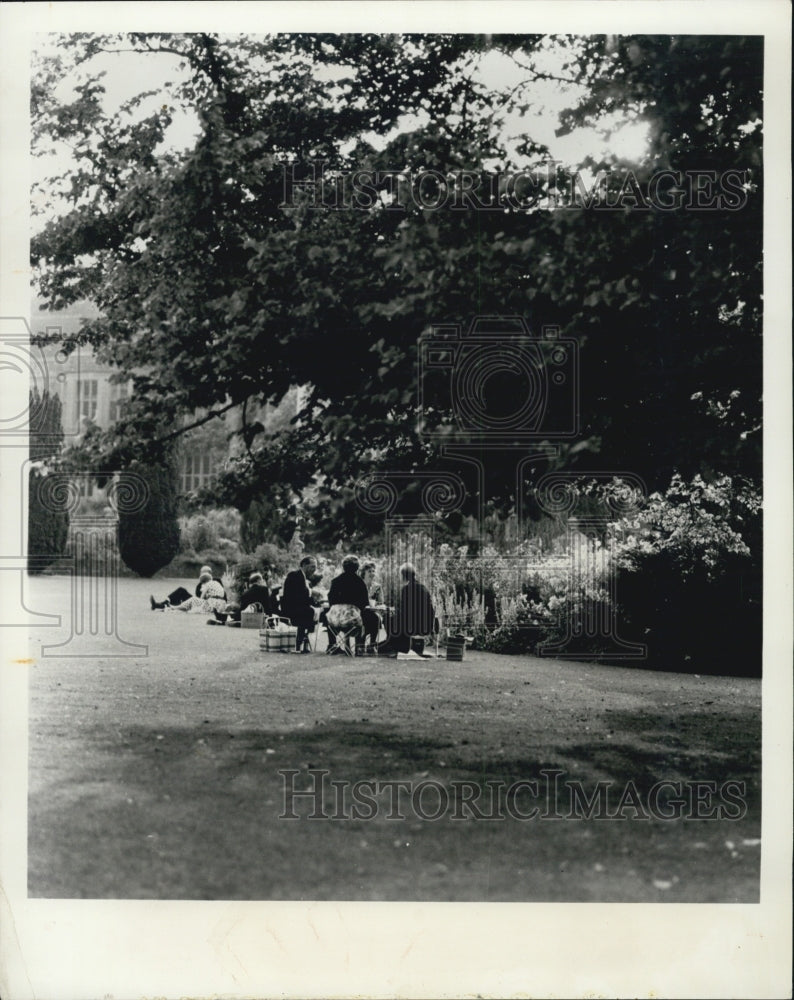 1974 Press Photo Visitors in Glyndebourne - RSJ03867 - Historic Images