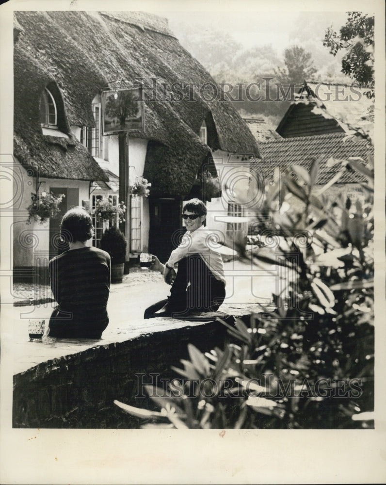 1968 Press Photo Pub Tour is Great Way to Enjoy Britain - Historic Images