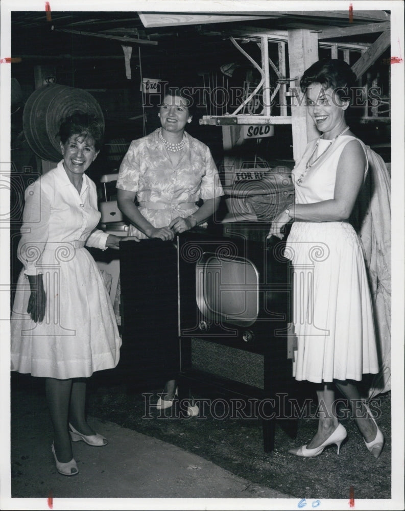 1954 Press Photo Kitty Stuart, Jane Wheeler &amp; Juanita Brown - RSJ03937 - Historic Images