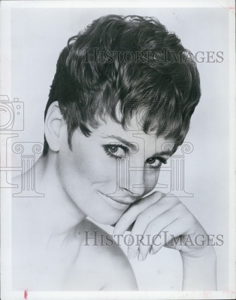 Press Photo Short hairstyle - RSJ03963 - Historic Images