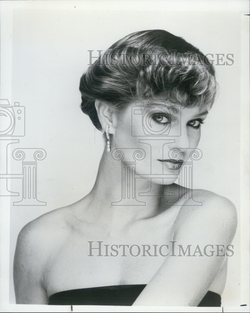 1978 Press Photo Medium Length Hairstyle Feathered Curls Rolled Back Perimeter - Historic Images