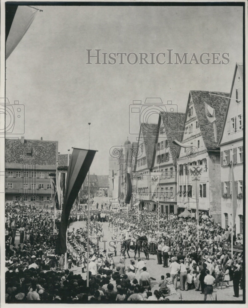 Press Photo Crowd Watching Parade In - Historic Images