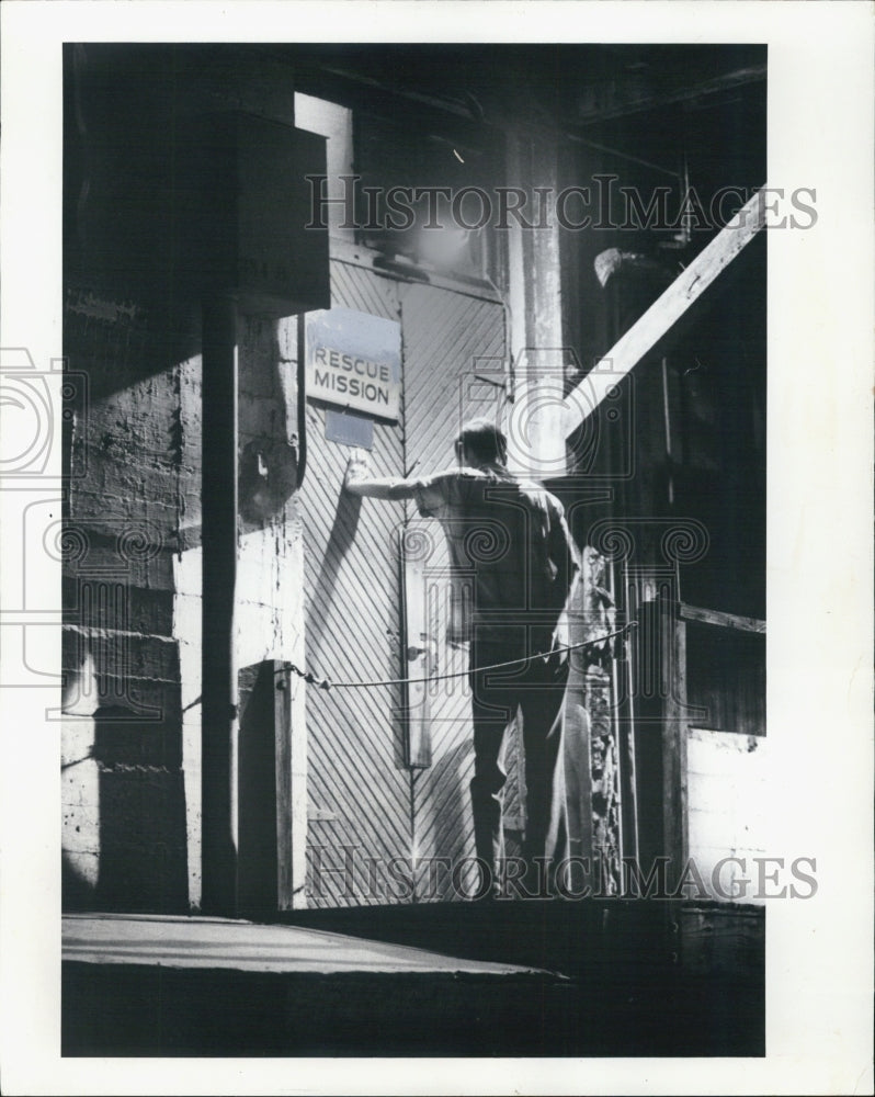 1976 Press Photo Homeless man at Rescue Mission - RSJ04063 - Historic Images