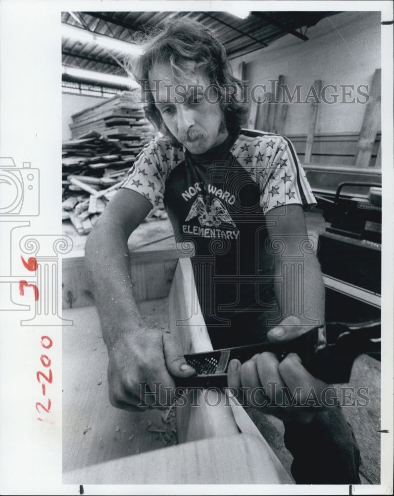 1980 Press Photo Scott Burgess working furniture at Lexington Pine in St. Pete - Historic Images