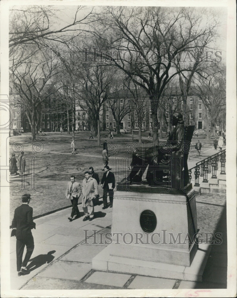 1964 Press Photo Harvard University Yard John Harvard Statue - Historic Images
