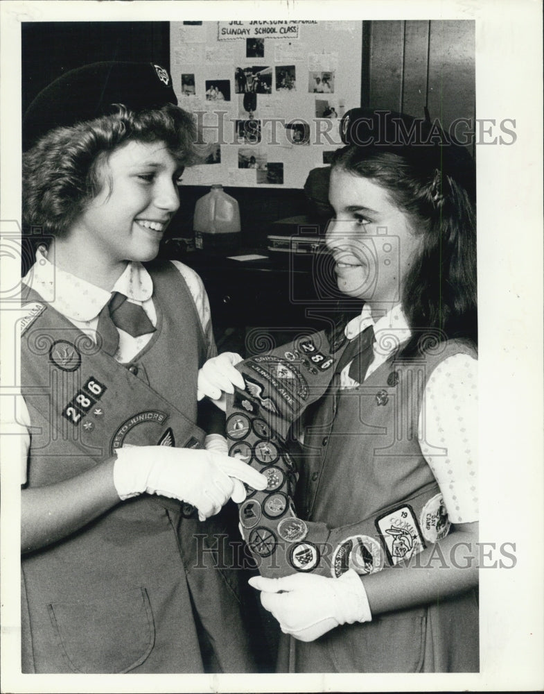 1987 Press Photo Girl Scouts Uniform Badges Carri Persyn Kim Mountain Troop 286 - Historic Images