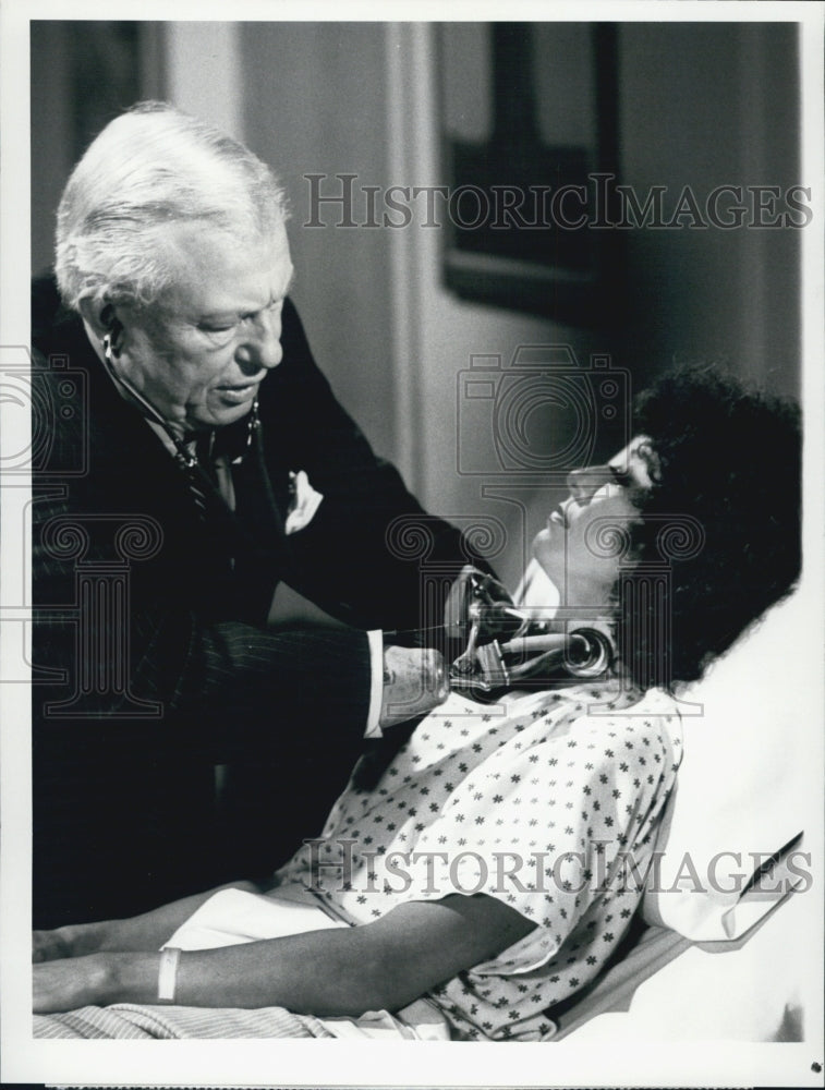 1981 Press Photo Harold Russel &amp; Rita Moreno on &quot;Trapper John M.D&quot; - RSJ04309 - Historic Images