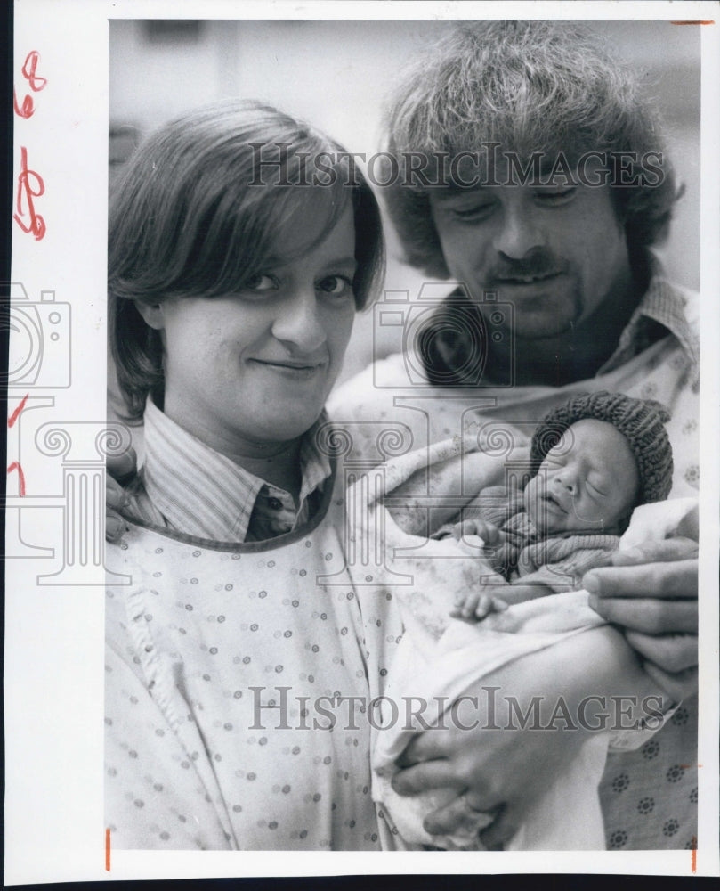 1981 Press Photo Jan & Debra Jasenski and early baby Joshya - Historic Images