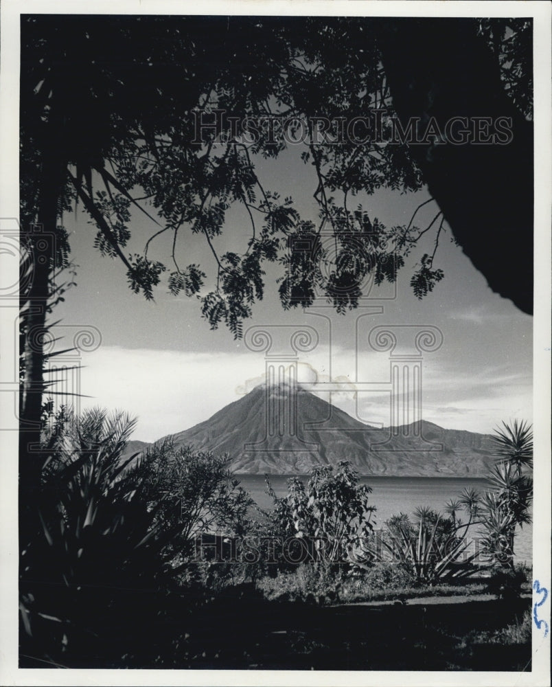 Press Photo Lake Atitlan in Guatemala - Historic Images