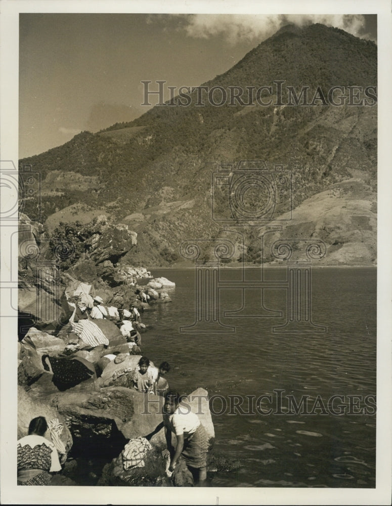 Press Photo Santiego de Atitlan Women Wash Clothes At Lake Atitlan In Guatemala - Historic Images