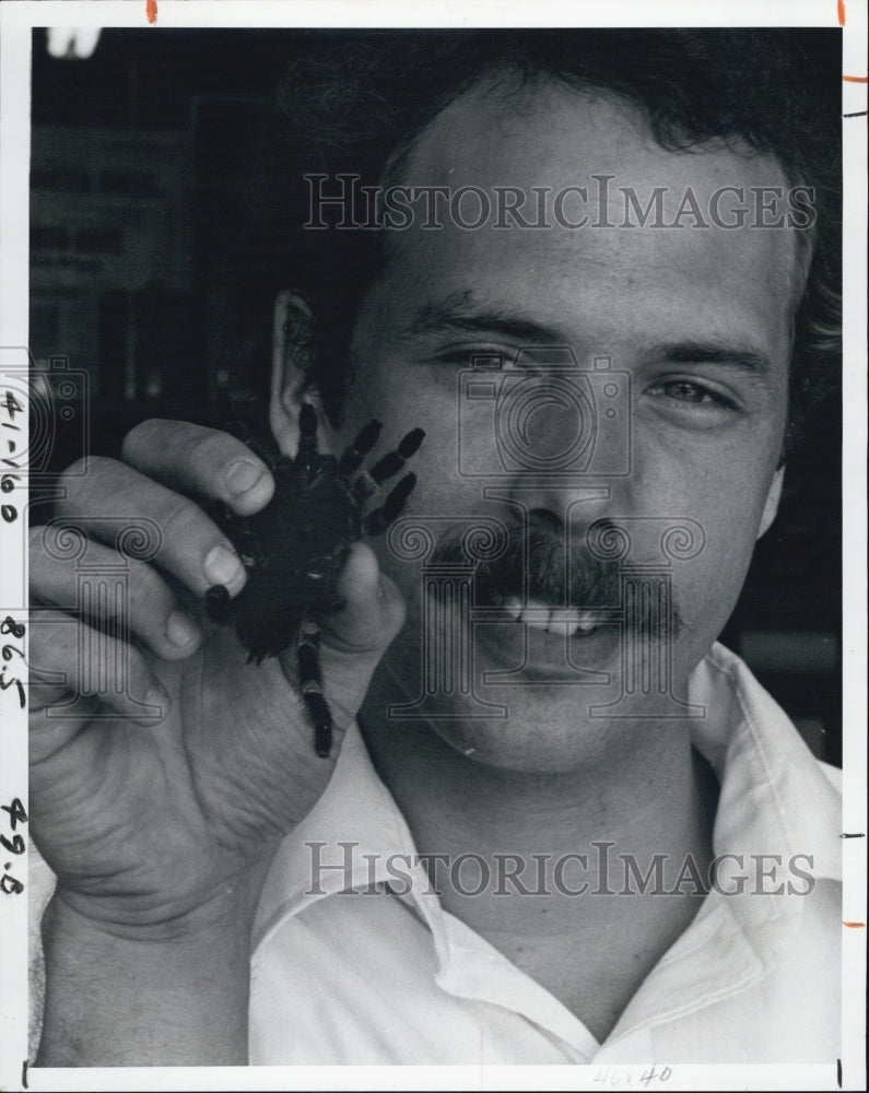 1978 Press Photo Tuck Gordon of Grouts Pet shop with a tarantula - RSJ04467 - Historic Images