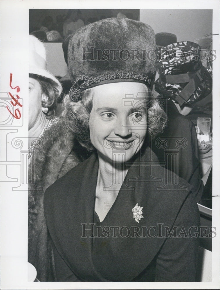 1963 Press Photo Mrs Eugene Jefferson Wears Eye Catching Hat - Historic Images