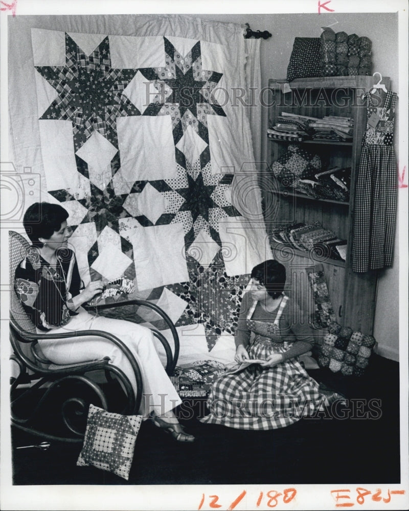 1975 Press Photo Brenda Jennings  &amp; Martha Wilhelm Enjoy Quilting - Historic Images