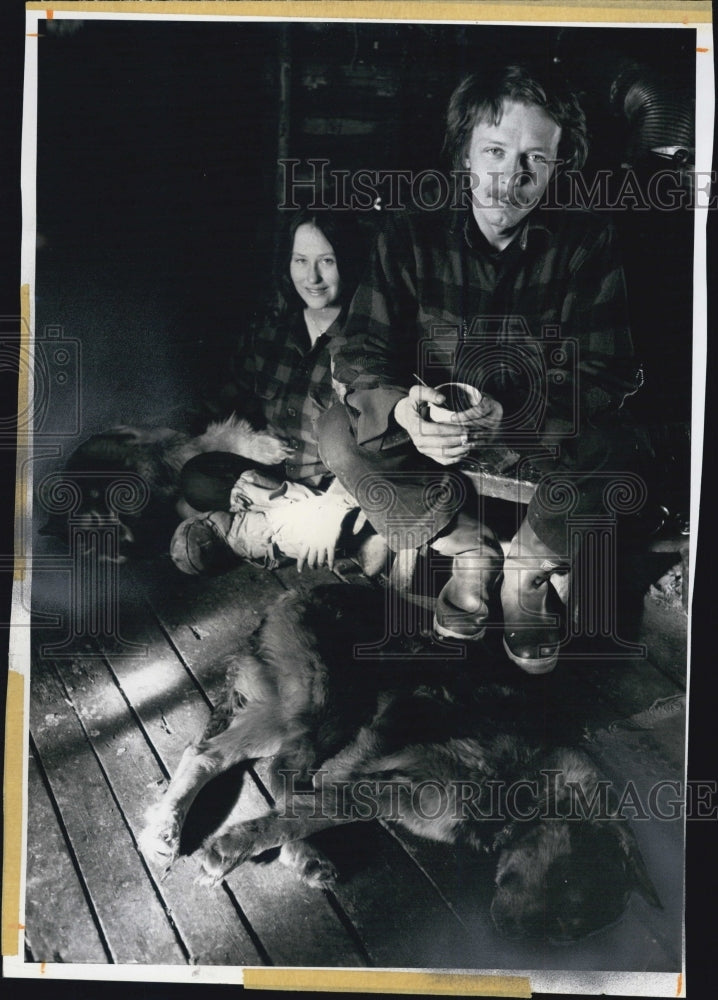 1972 Press Photo Mike &amp; Sue Holland in log cabin in Alaska - RSJ04675 - Historic Images