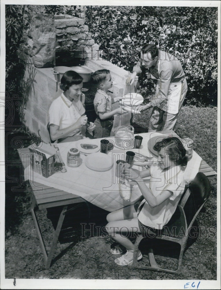 1955 Press Photo The Holley family have a picnic - RSJ04739 - Historic Images