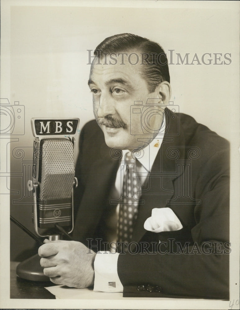 1950 Press Photo Everett Holles on &quot;Reporters Roundup&quot; on the radio - RSJ04791 - Historic Images