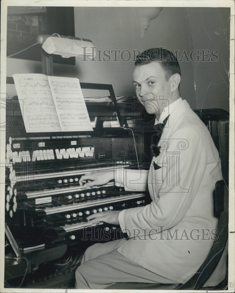 1949 Press Photo Musician Louis Hollingsworth at an organ - RSJ04853 - Historic Images