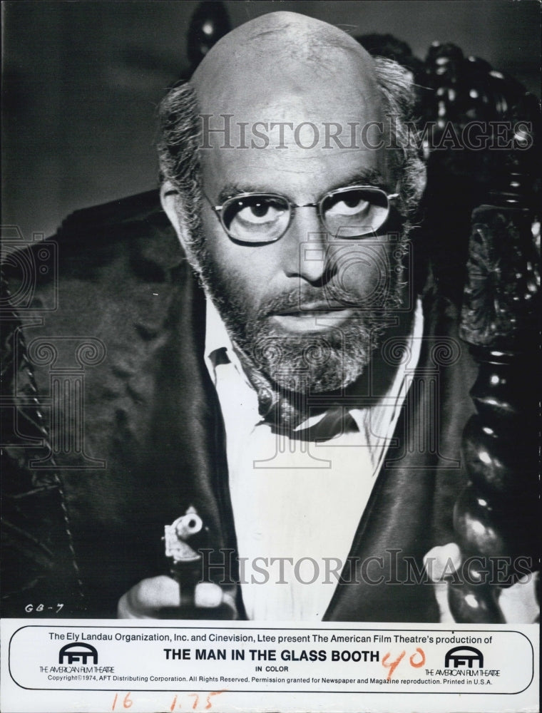 1975 Press Photo Actor Maximilian Schell in Film &quot;The Man in the Glass Booth&quot; - Historic Images