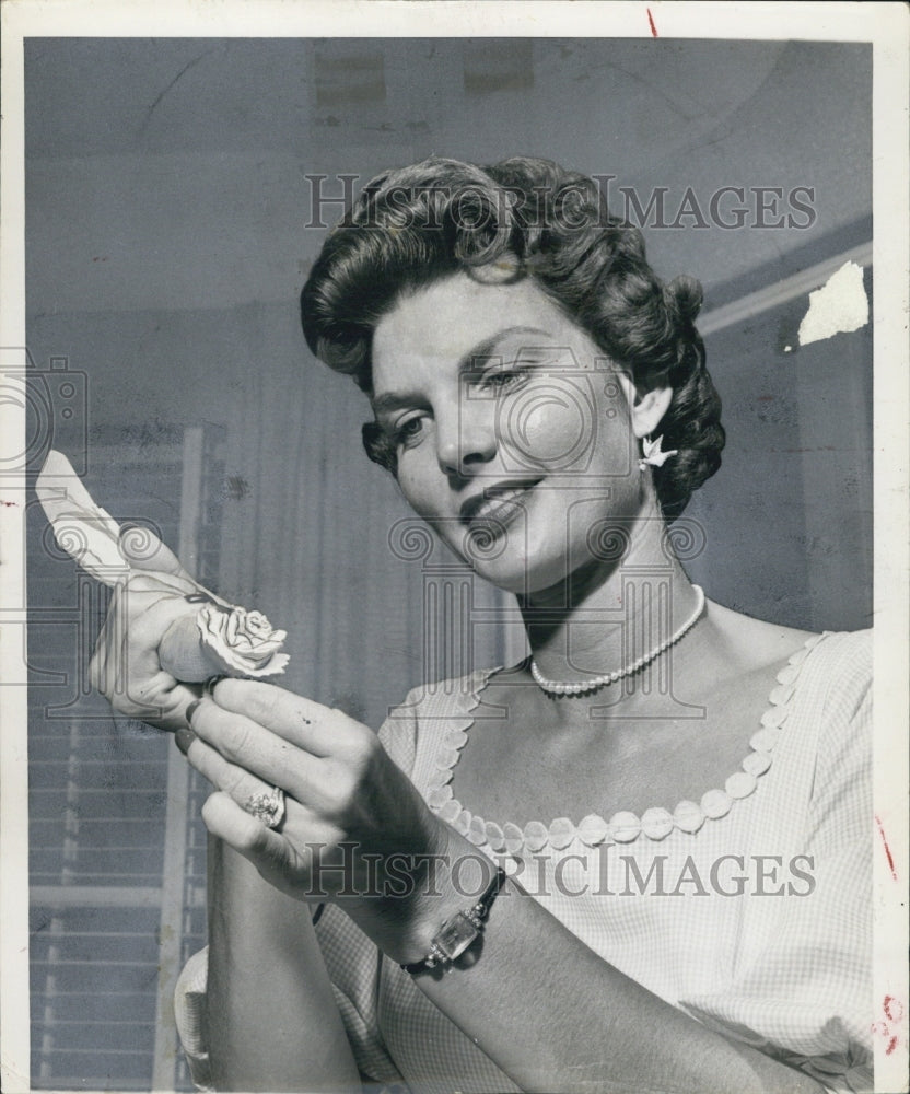 1959 Press Photo Donna (Mrs Elliot )Holland Recire - RSJ05007 - Historic Images