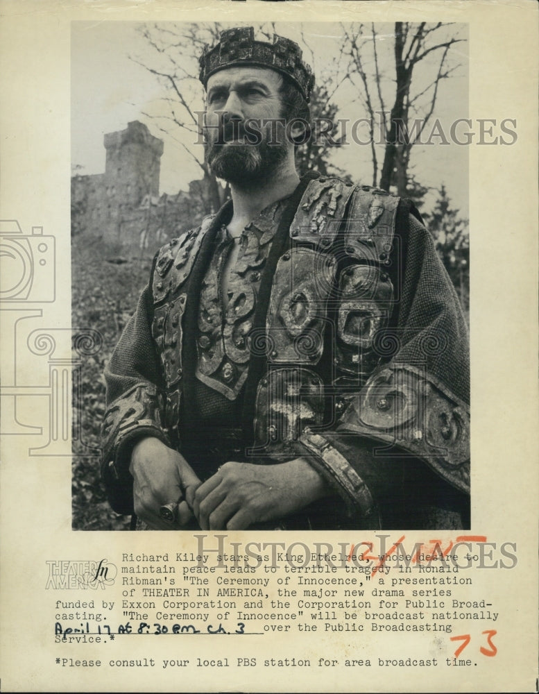 1974 Press Photo Actor Richard Kiley star as King Ethelred. - Historic Images