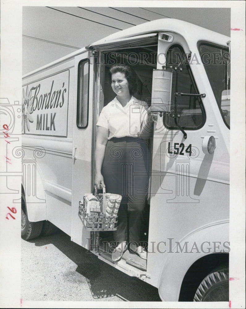 1967 Press Photo Milk Lady Dorothy Kimbell, Borden&#39;s Dairy, St. Petersburg - Historic Images