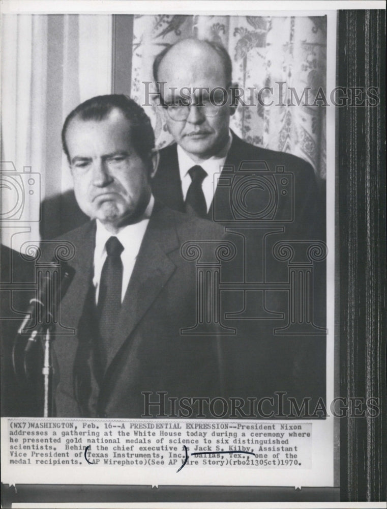 1970 Press Photo President Nixon Presents Scientists With National Metals - Historic Images