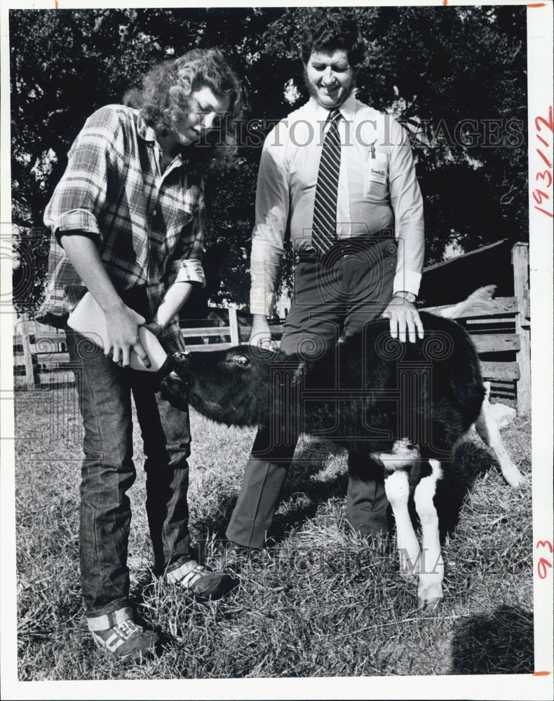 1983 Press Photo Robert Holmes Livestock Auction Business Daughter Suzzanne - Historic Images