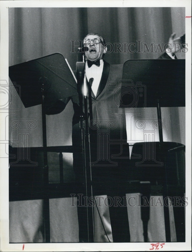 1967 Philip Kinsman On Stage With Microphone-Historic Images