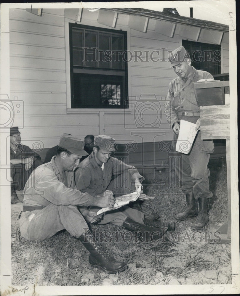 Press Photo U.S Army on their Summer training,receive instruction. - RSJ05779 - Historic Images
