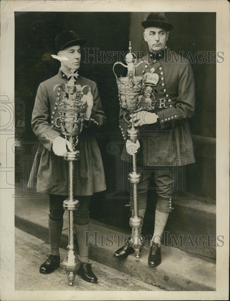 Press Photo The Queen's Men Prepare for Her Return from World Tour - RSJ05787 - Historic Images