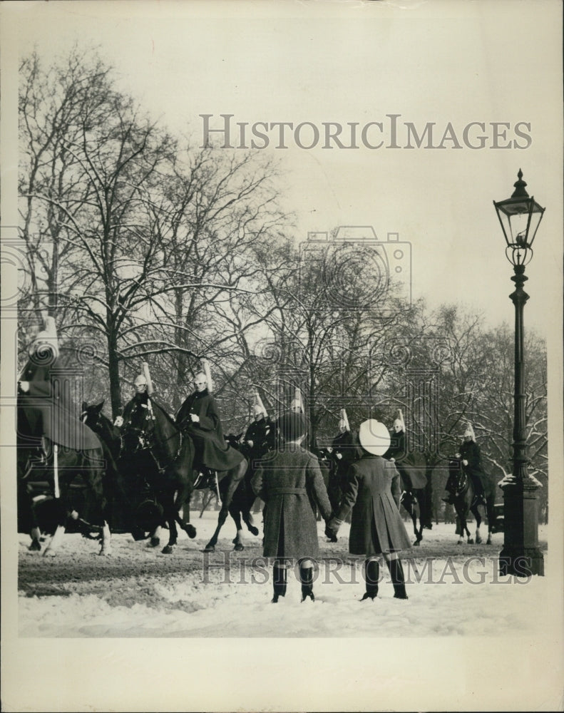 1967 Press Photo Tourist Enjoy London Pageantry in the Winter - RSJ05789 - Historic Images