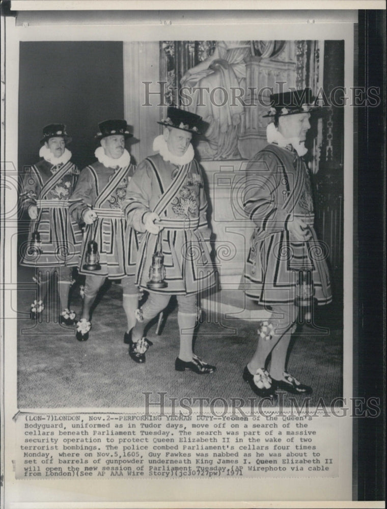 1971 Press Photo Yeomen of the Queen&#39;s Body Guard going to search the cellar - Historic Images