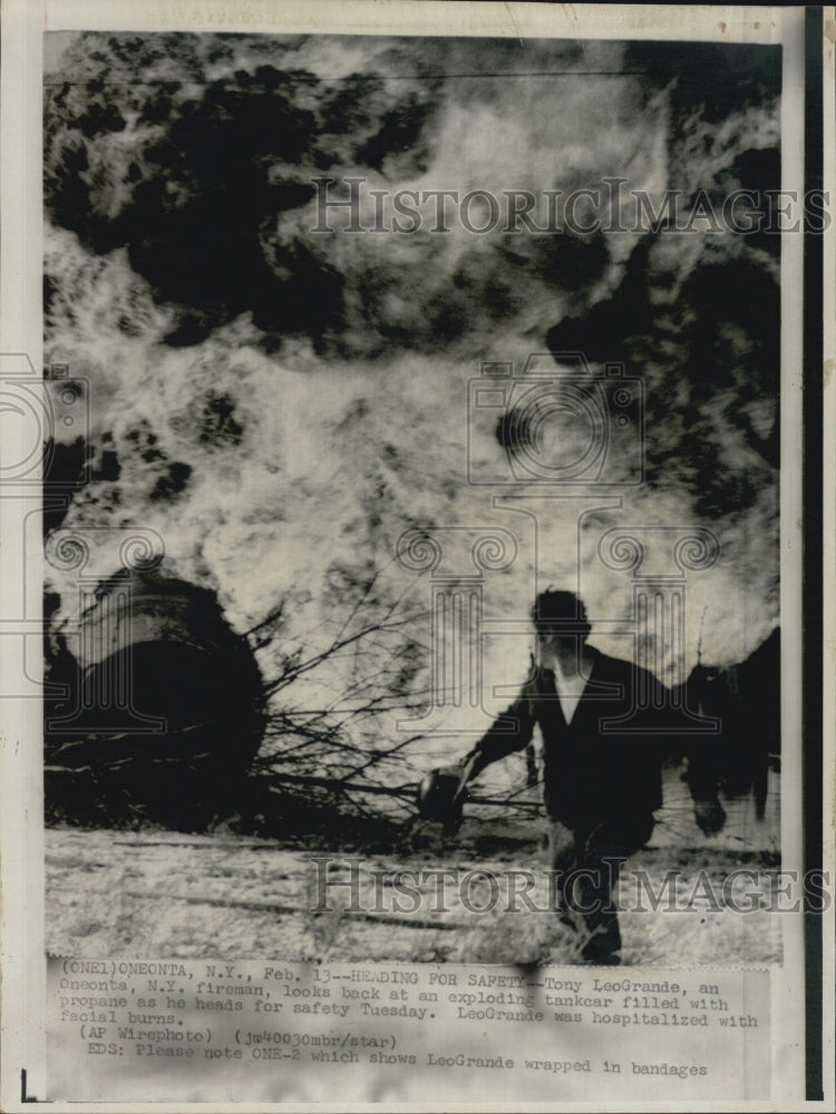 1974 Press Photo Tony LeoGrande NY Fireman looks back at an exploding tankcar - Historic Images