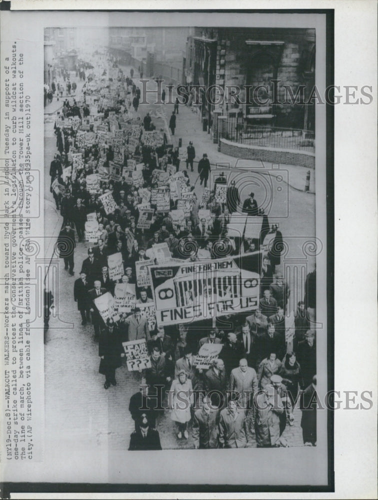 1970 Press Photo Wildcat Walkout Protesters in Hyde Park, London, England - Historic Images