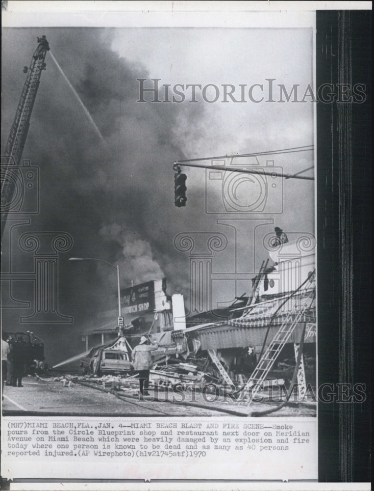 1970 Press Photo Fire and smoke from the Circle blueprint shop, heavily damaged - Historic Images