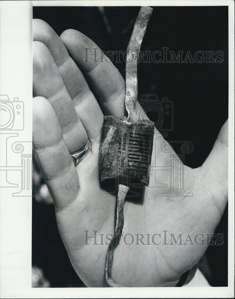 1977 Press Photo Small Explosive Devices Stolen From RailRoad - Historic Images