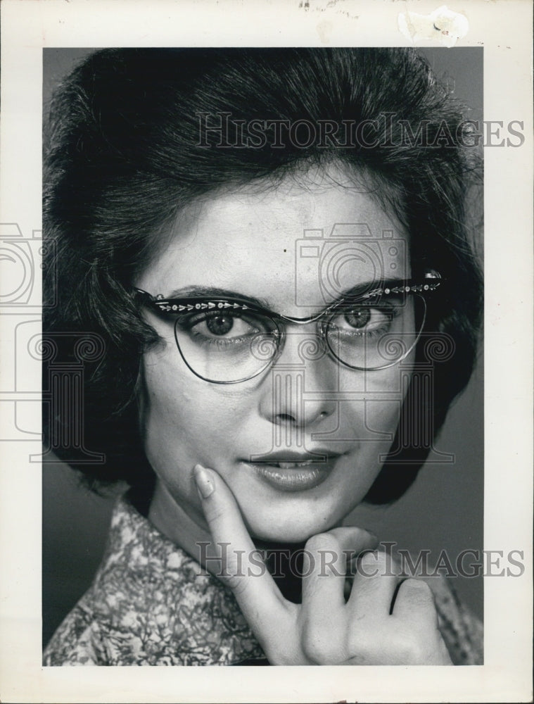 Press Photo A woman wearing eye glasses - Historic Images