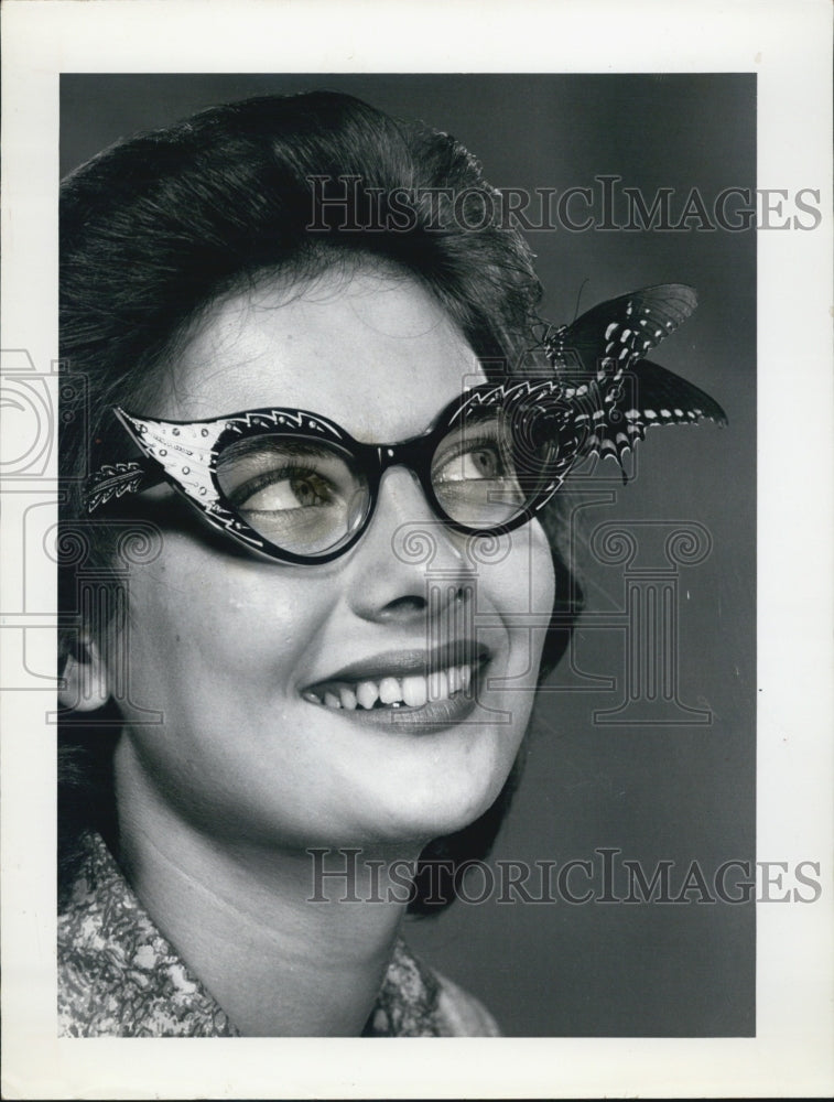 1962 Press Photo A Woman Poses In Butterfly Glasses With A Harlequin Shape - Historic Images