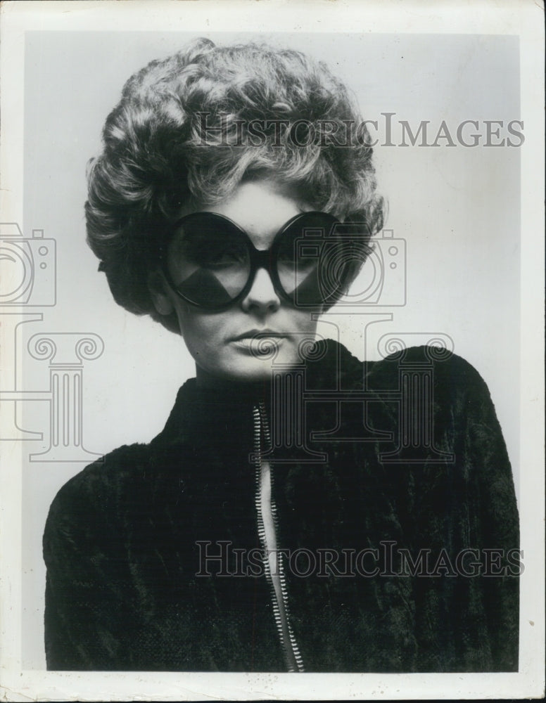 1969 Press Photo A Woman Wears Large Rounded Eye Glasses With Triangles - Historic Images