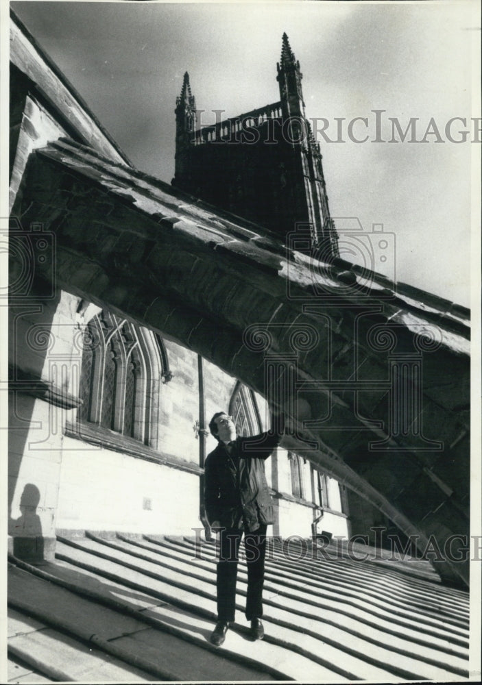 1991 Press Photo Worcester Cathedral Clerk Brian Eacock Inspecting Roof - Historic Images